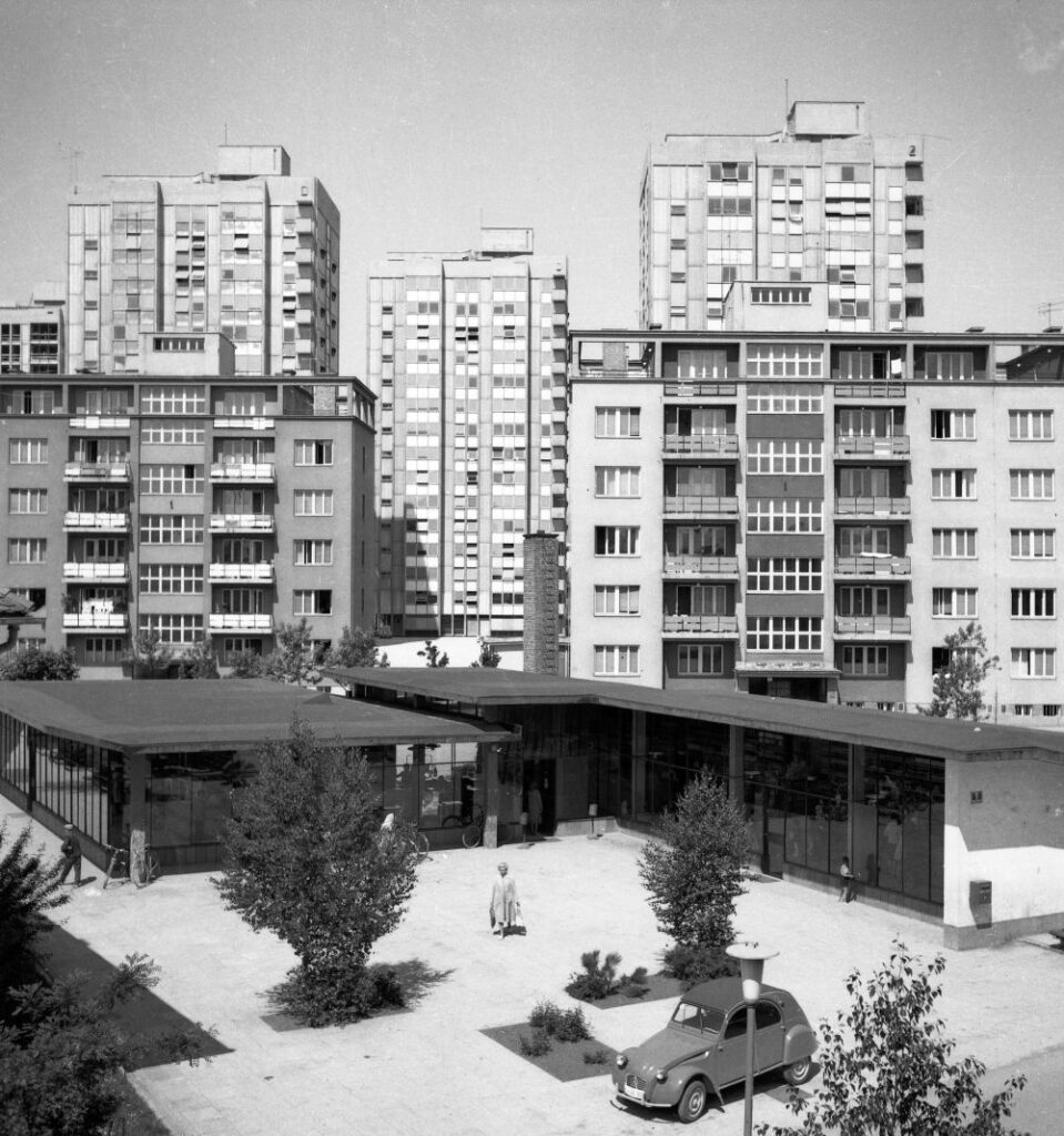 Bloki in ostale zgradbe v naselju. 