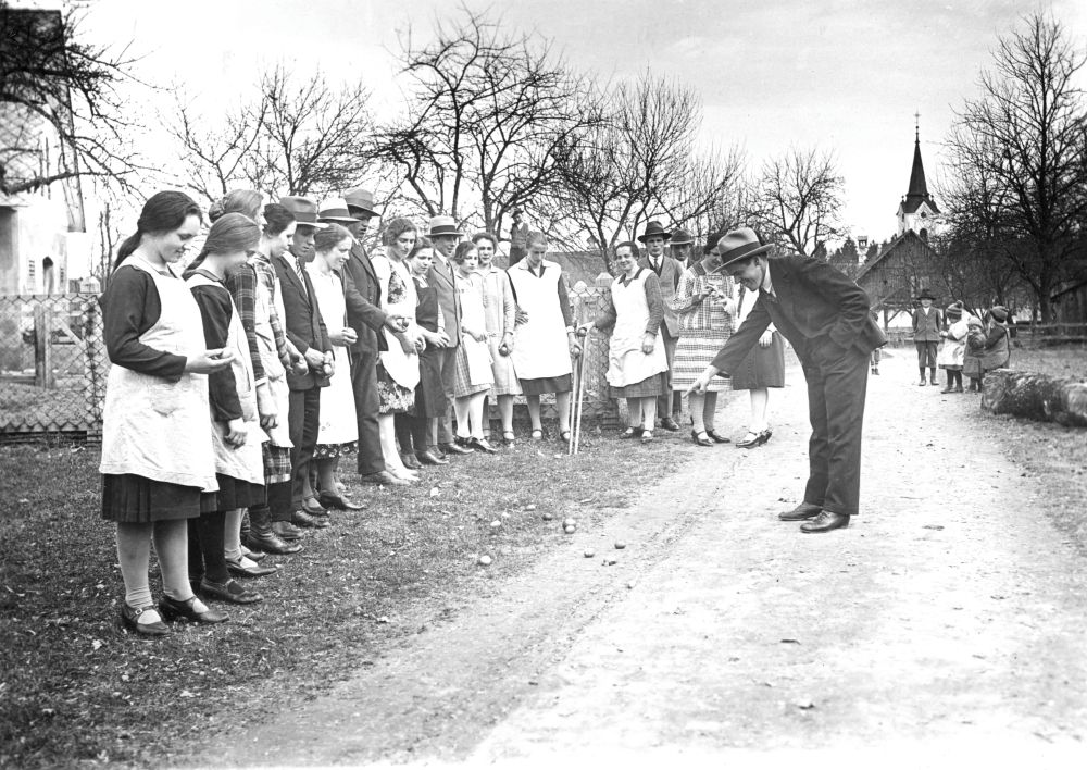 Vaščani med velikonočnim običajem. 