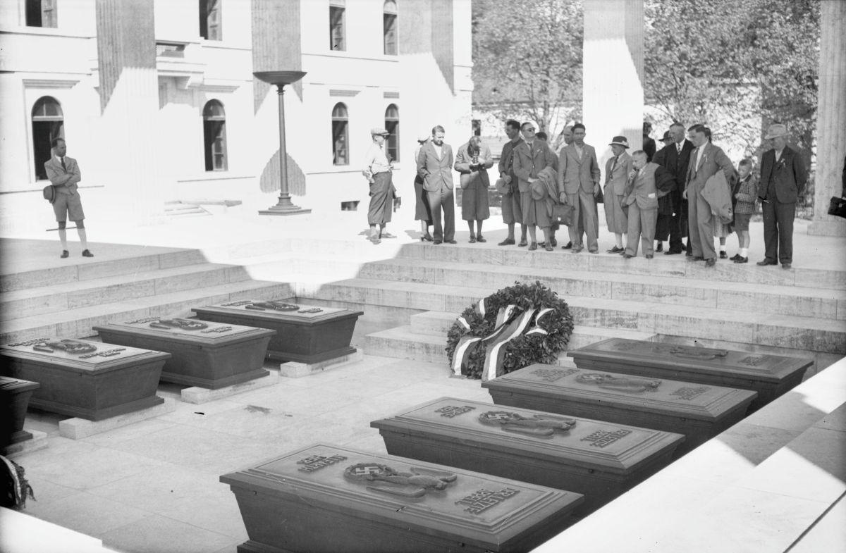 Ljudje si ogledajo sarkofage v templju.