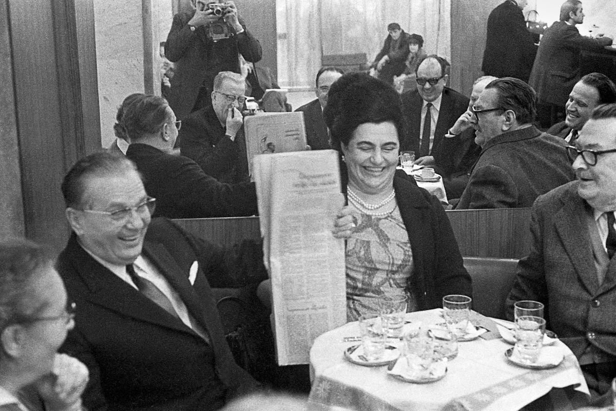 Josip Broz -Tito in Jovanka sedita ob mizi.