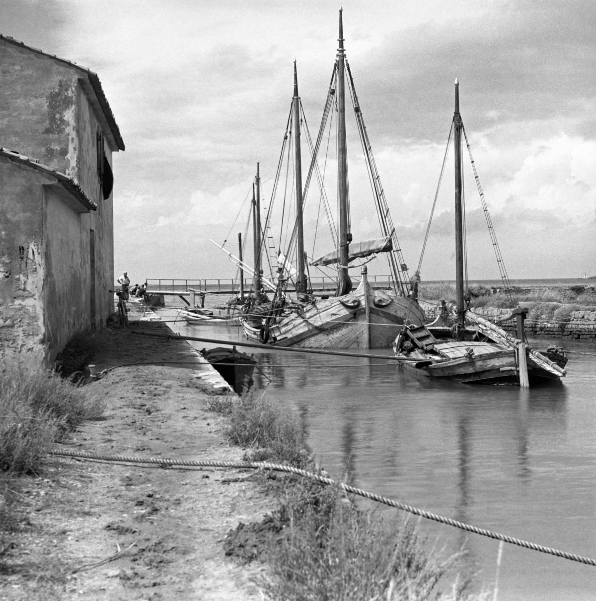 Zasidrana plovila za natovarjanje soli v predelu solin Fontanigge v Sečoveljskih solinah. Levo na fotografiji pogled na solinarske hiše.