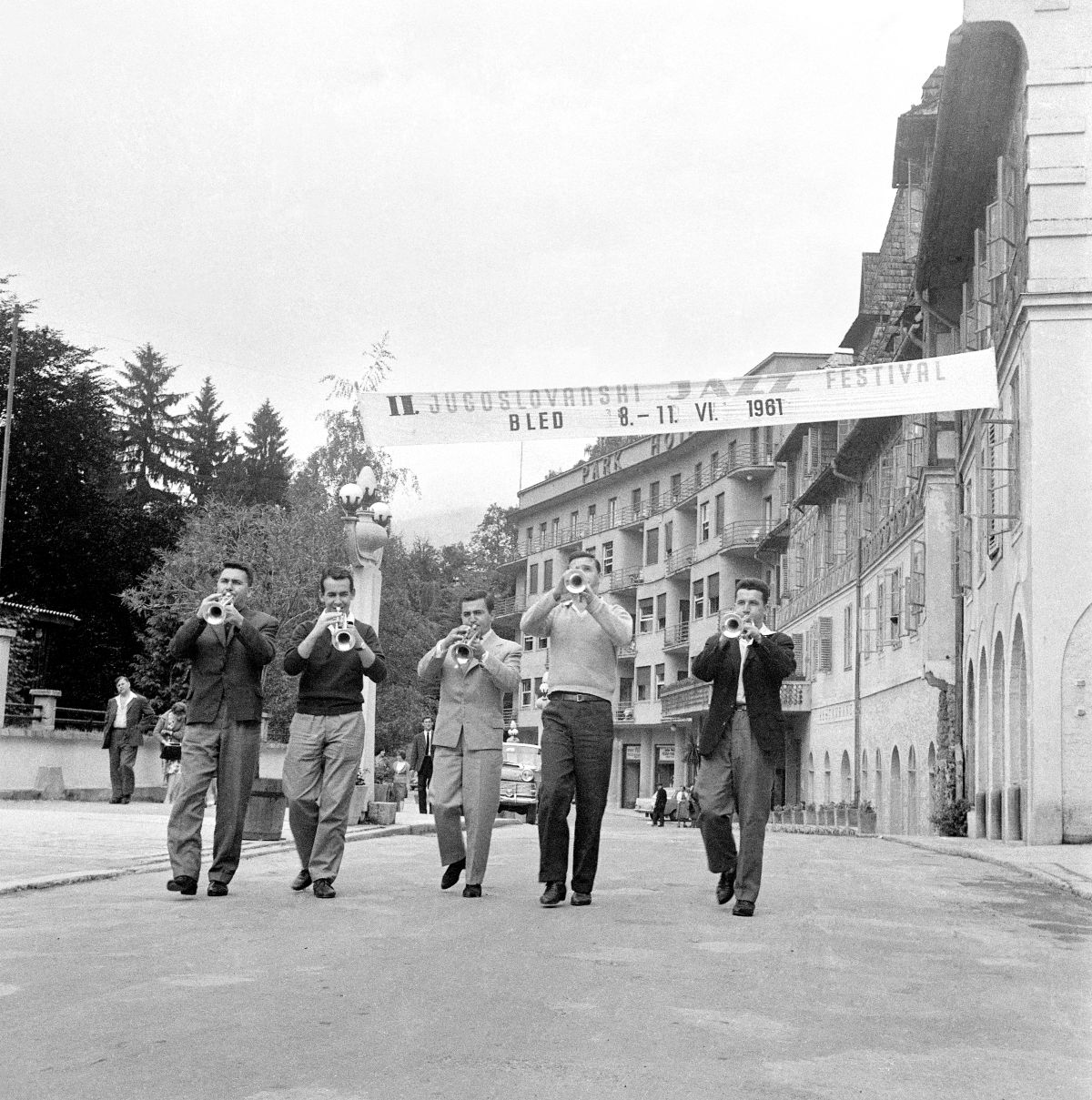 Skupina trobentačev igra na ulici.