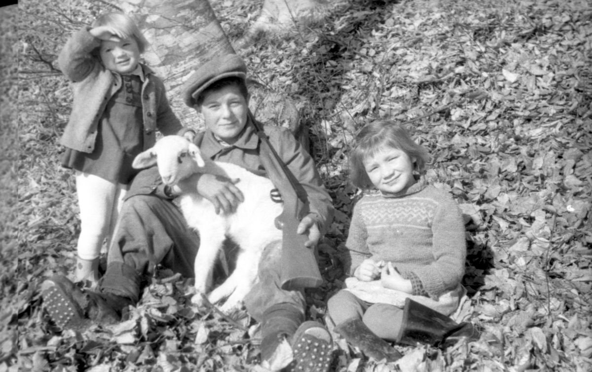 Trije otroci in koza.