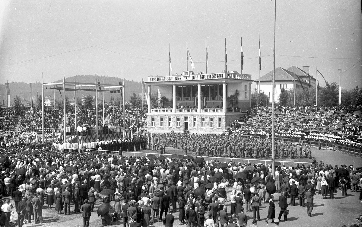 Množica na stadionu.