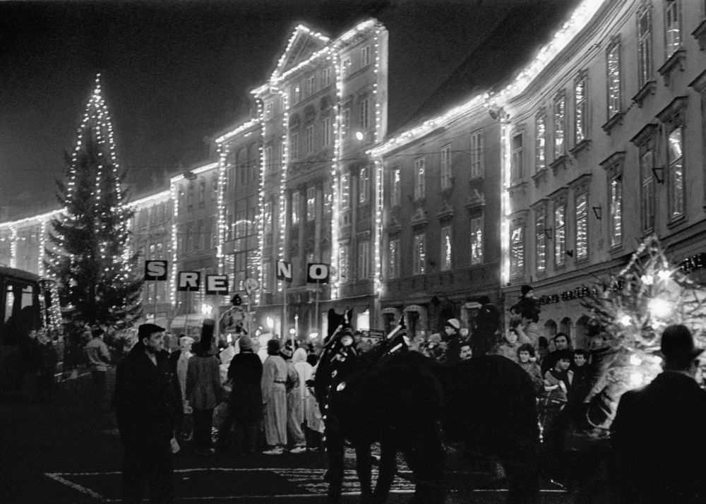 Ljudje na ulici okrašene Ljubljane.