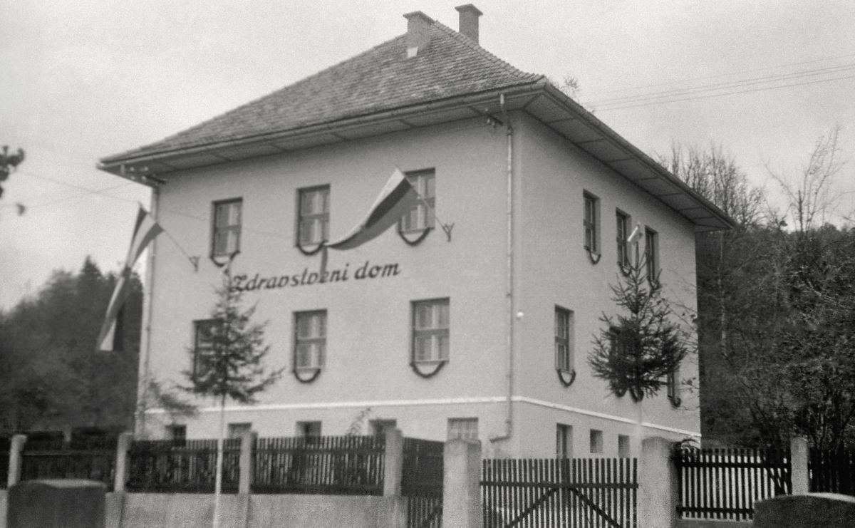 Pogled na slovesno okrašeno poslopje.