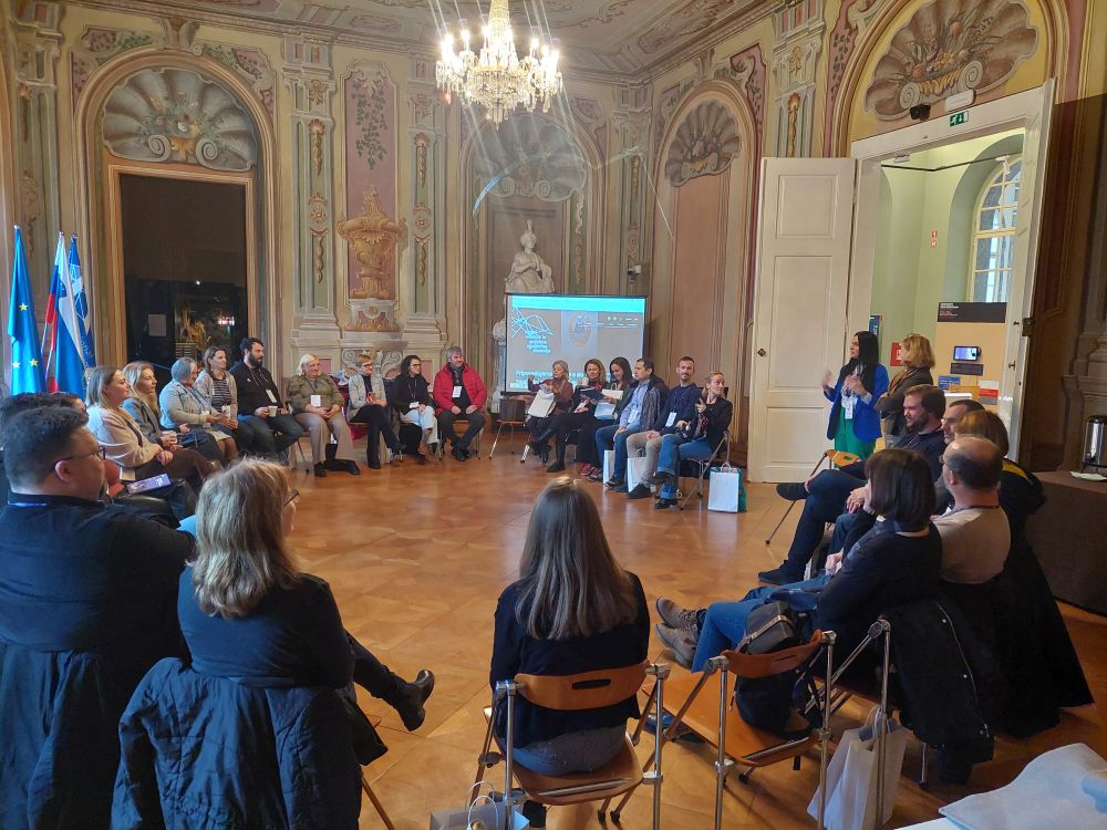 Osebe na predavanju.