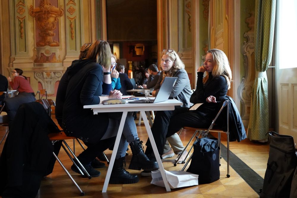 Osebe za računalnikom.