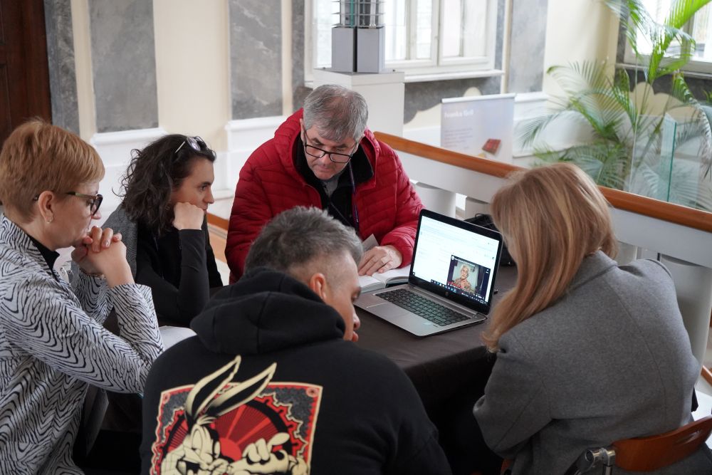 Osebe za računalnikom.