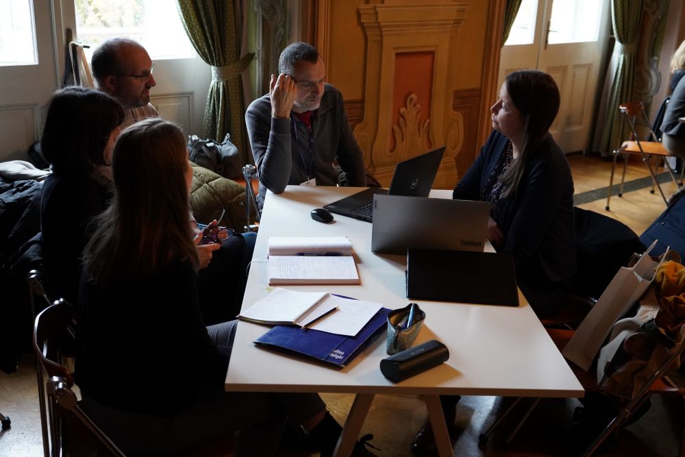 Osebe za računalnikom.