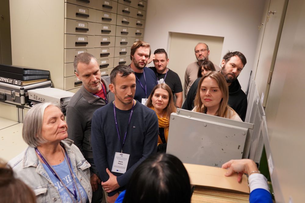 Osebe na ogledu fototeke.