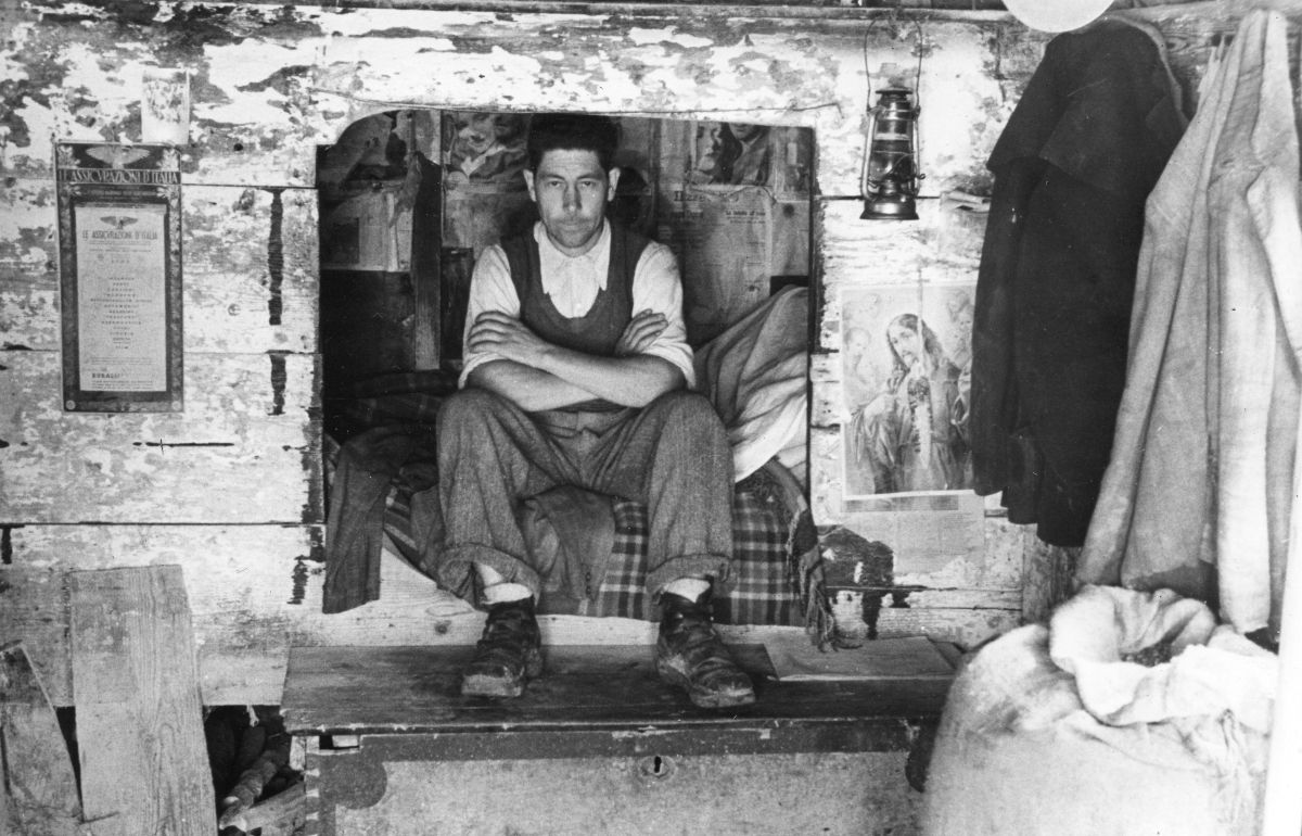 Moški sedi na postelji