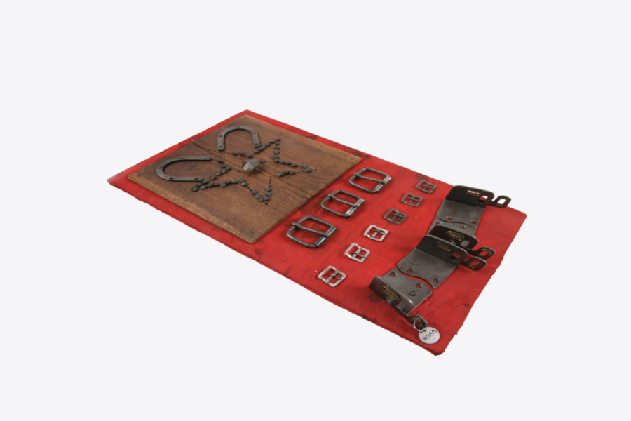 Izdelki, zloženi na tablo.