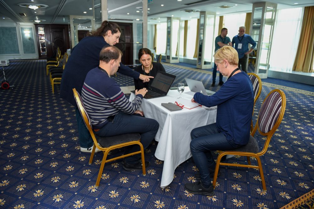 Osebe sedijo za računalnikom