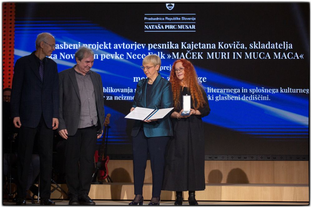 Predsednica in prejemniki na odru.