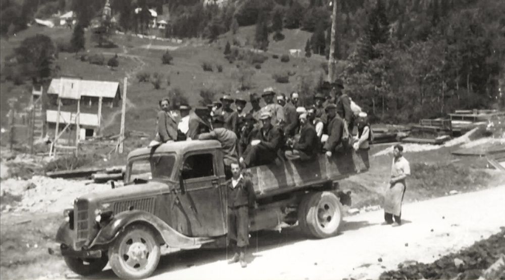 Moški na tovornjaku.