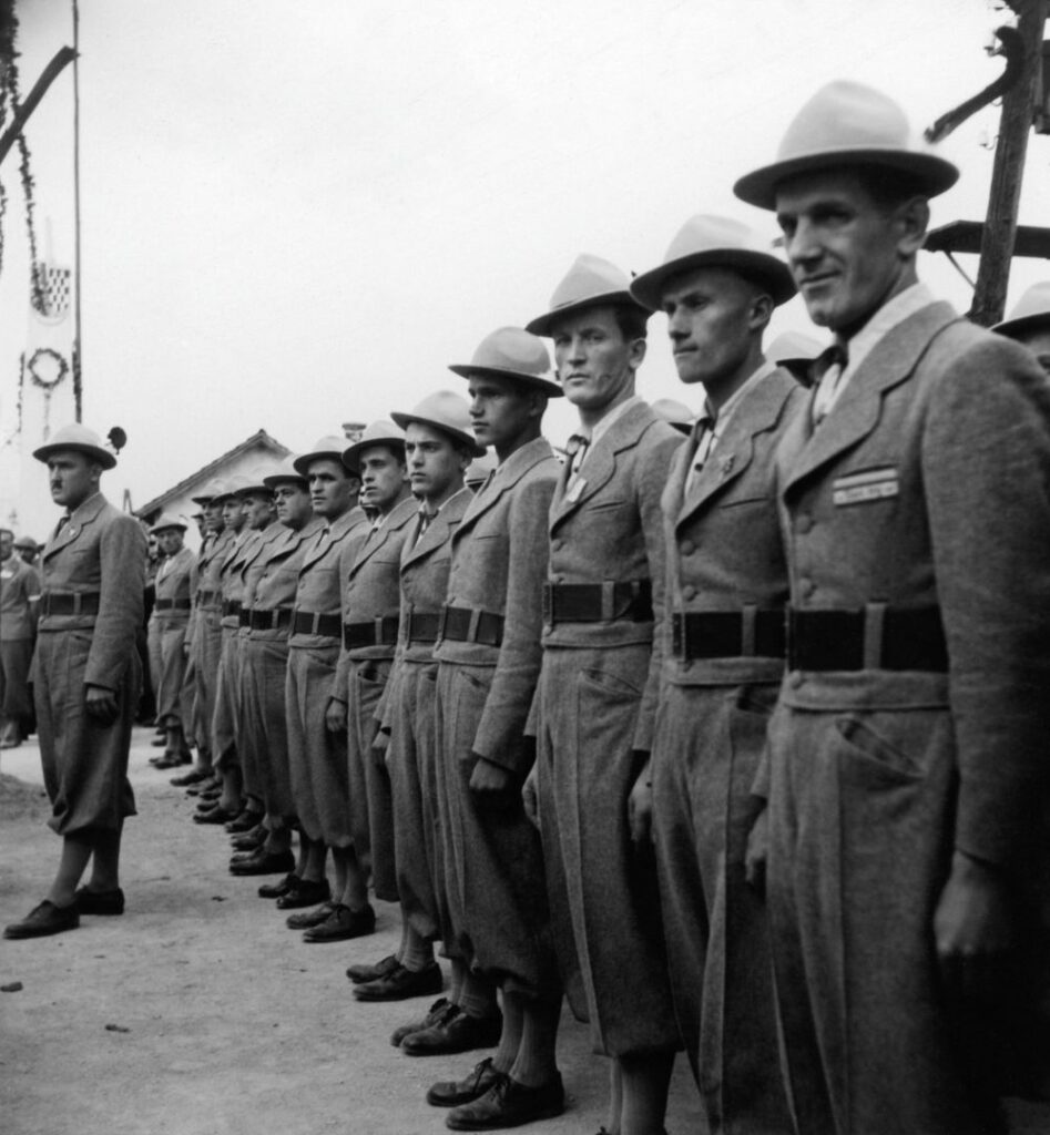 Moški stojijo v vrsti.