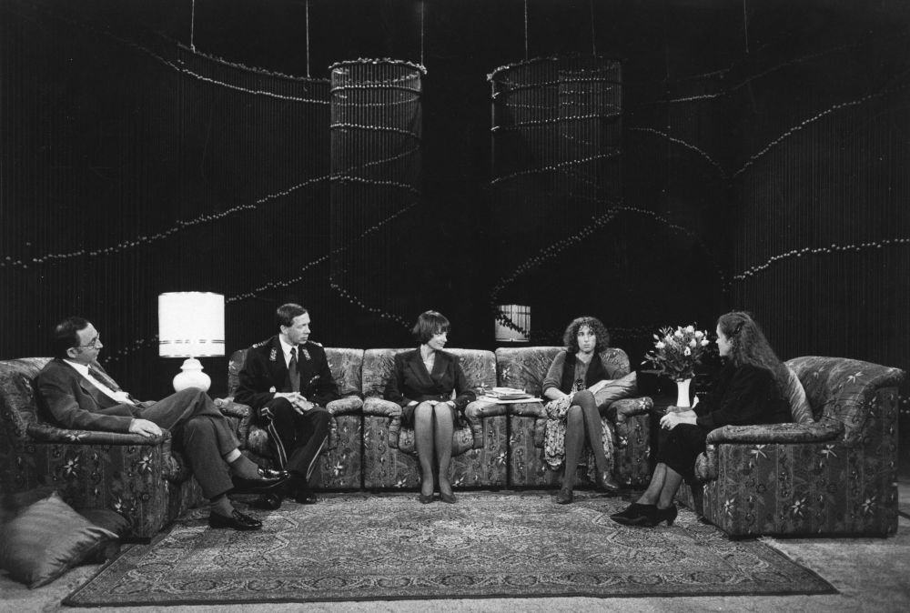 Gostje oddaje sedijo v studu z Manco Košir.