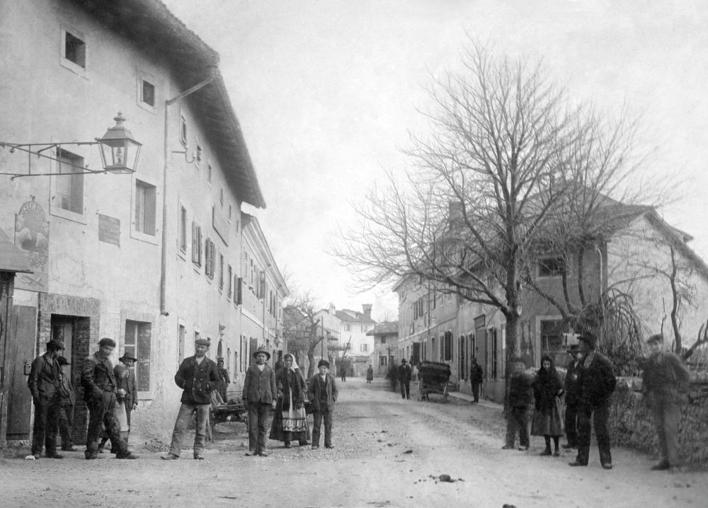 Na ulici stojijo ljudje.