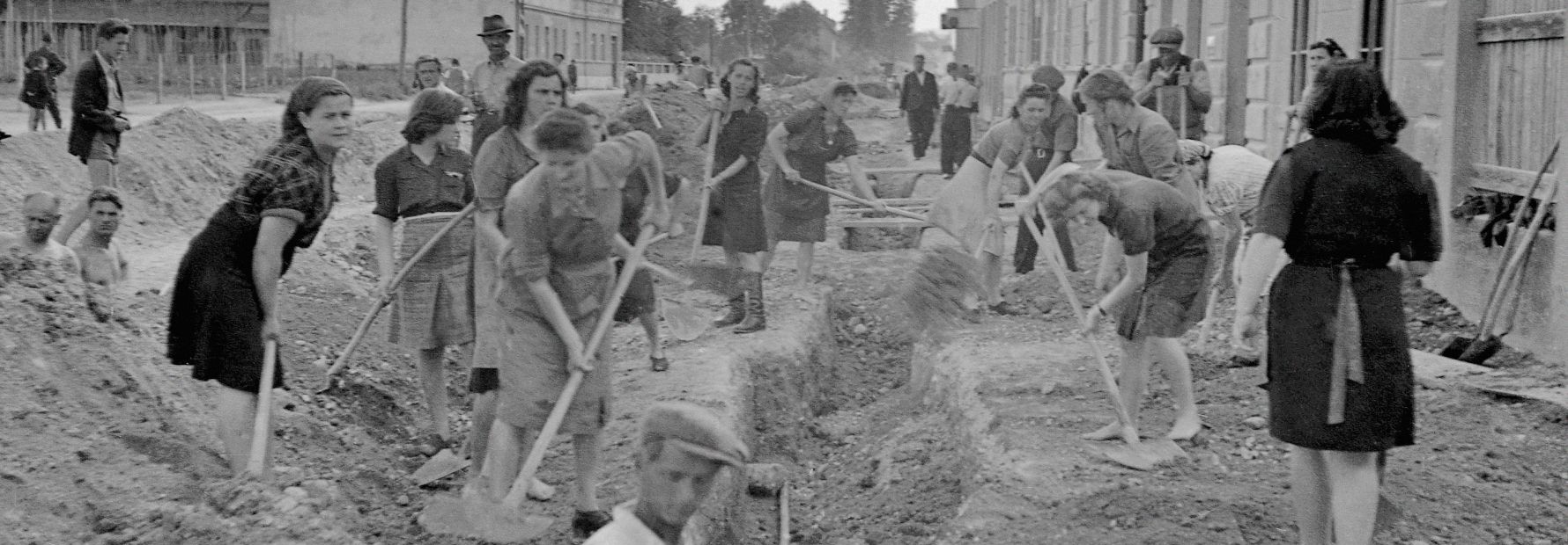 Vabilo na odprtje razstave Ženske in delo med tradicijo in modernizacijo: obdobje zgodnjega socializma 