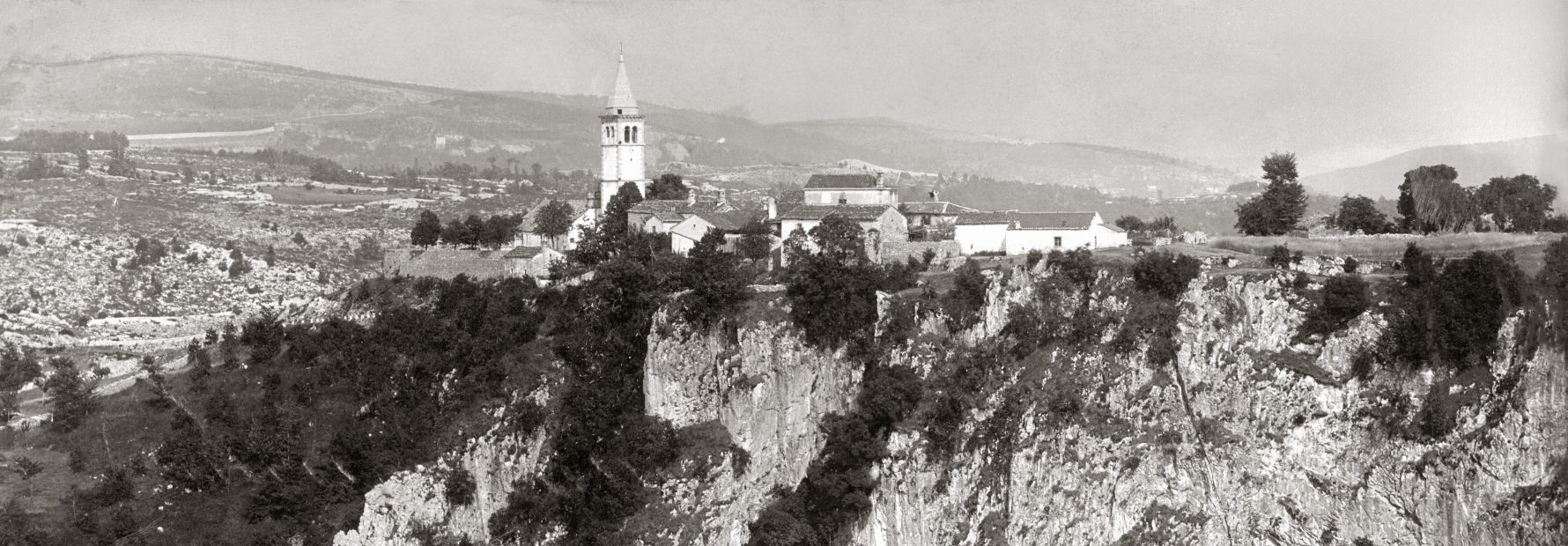 Odprtje občasne razstave In tu in tam. Le bežno potovanje« Fotografsko-literarna razstava o Srečku Kosovelu