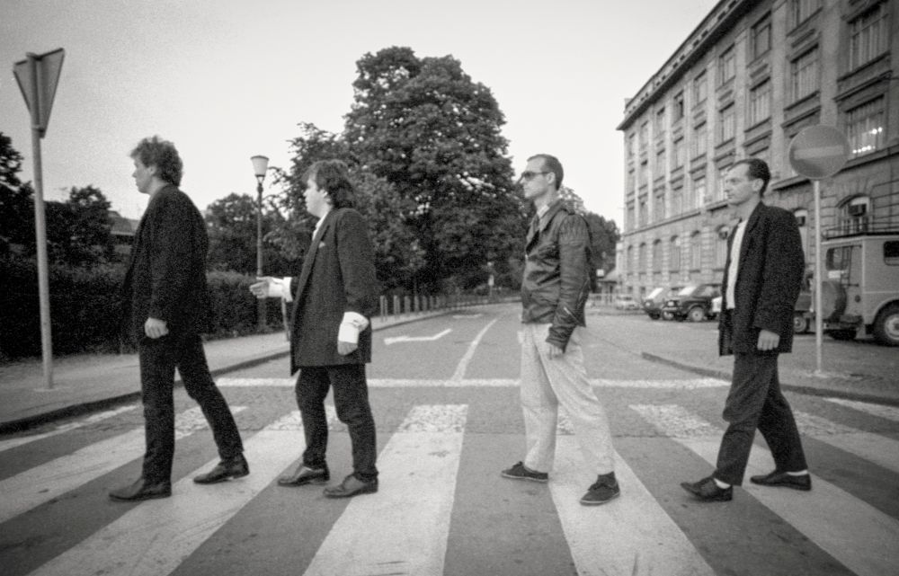 Člani glasbene skupine Pankrti na prehodu za pešce.