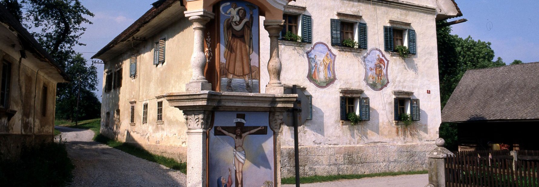 Španova domačija s trikotnim baročnim znamenjem