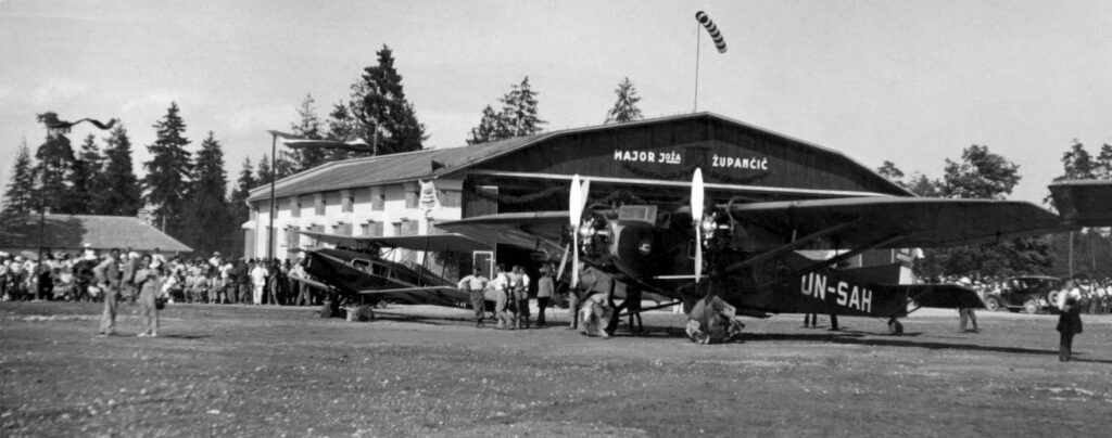 Hangar in pred njim dve letali.