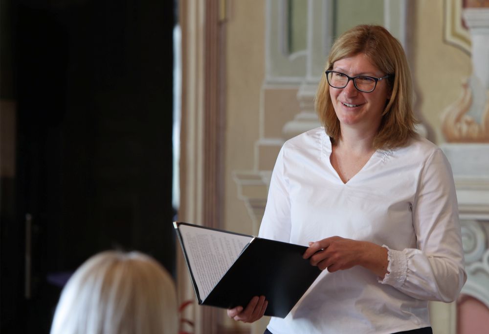 Direktorica muzeja med govorom.
