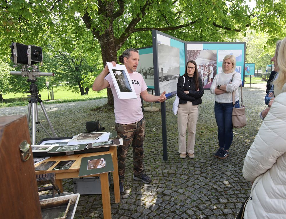 Predstavitev razvijanja fotografij pred muzejem.