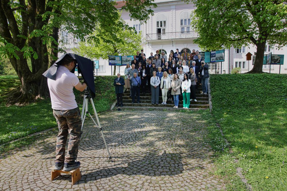 Skupinska fotografija udeležencev posveta.