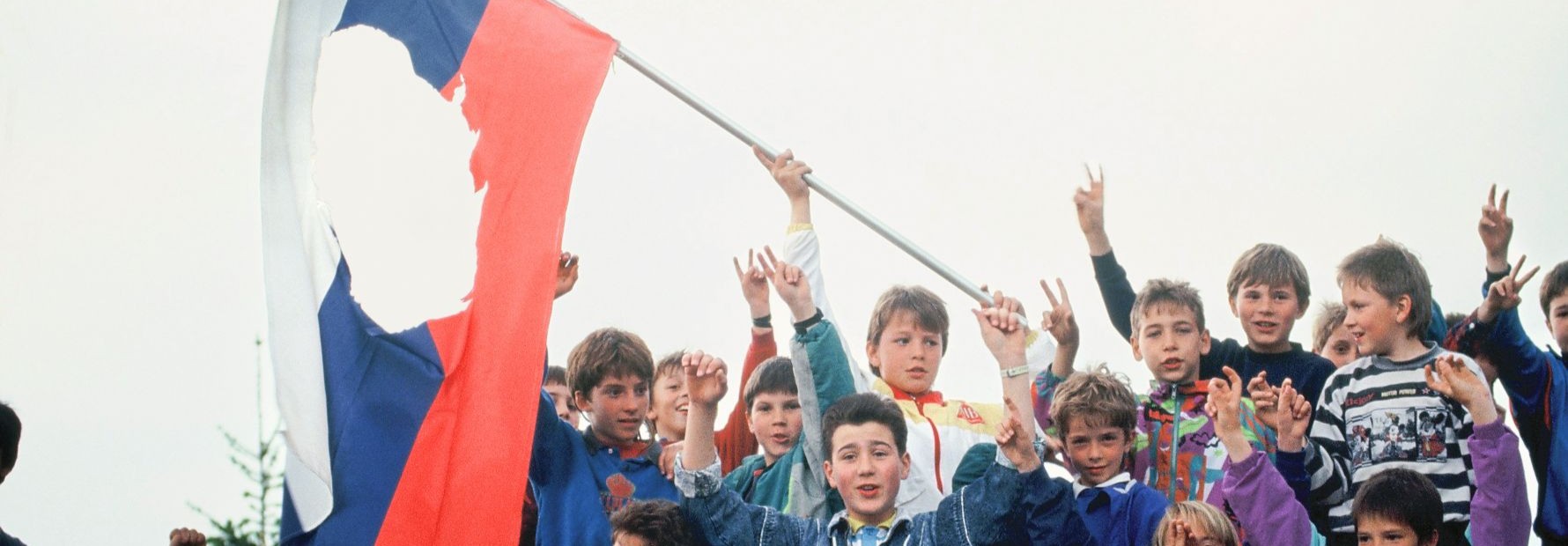Zastava s prvič javno izrezano rdečo zvezdo