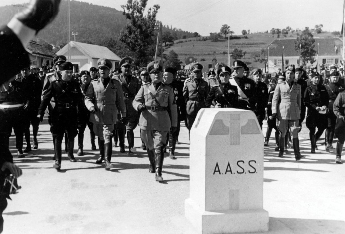 Benito Mussolini, italijanski fašistični voditelj, v uniformi s spremstvom na obisku v Planini pri Rakeku.