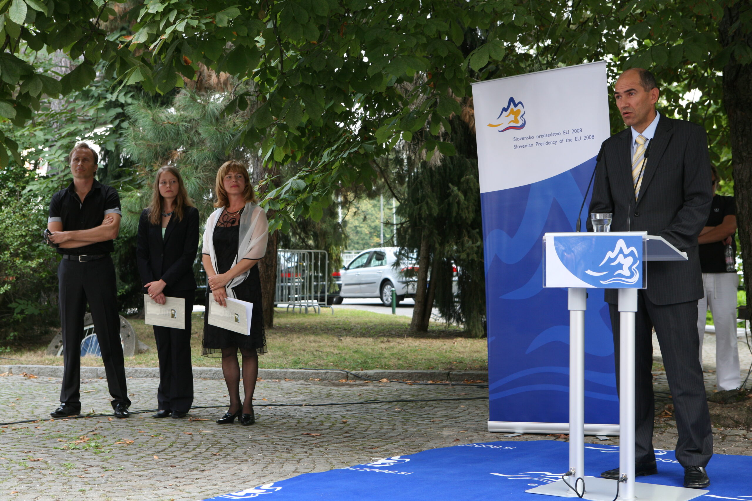 Janez Janša za govorniškim pultom.