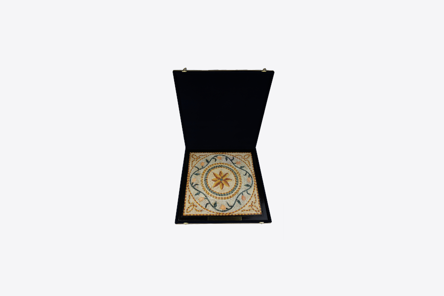 Mozaik v okrasni škatli z orientalsko ornamentiko.