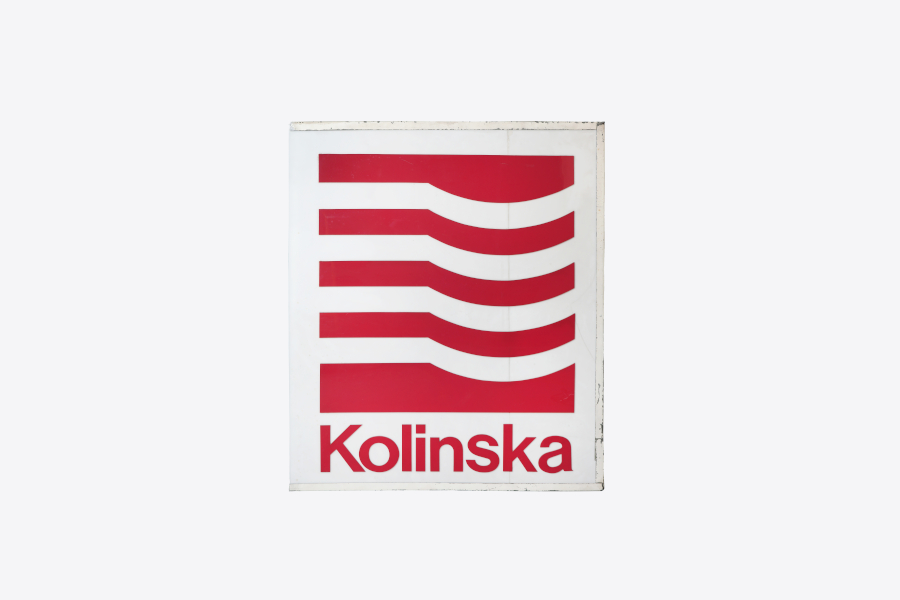 Tabla z znakom in napisom podjetja Kolinska.