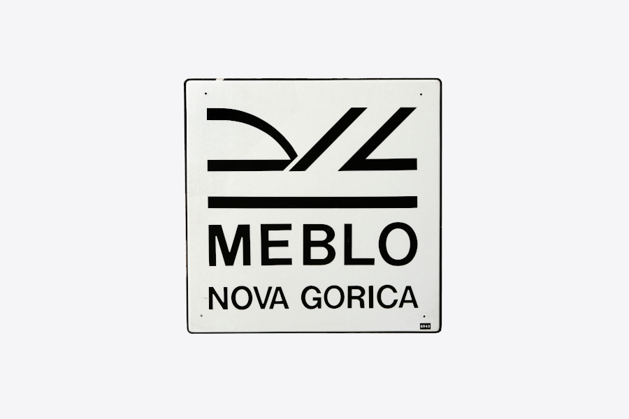 Tabla podjetja Meblo, na kateri je znak (oblič) in ime podjetja.