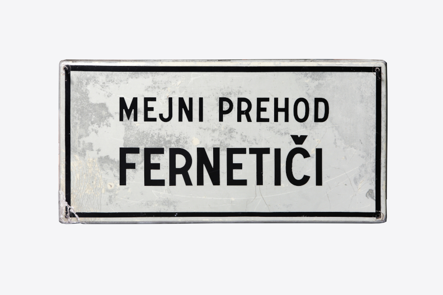 Tabla z napisom mejni prehod Fernetiči.