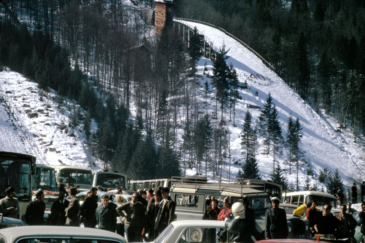 Skakalnica in na zgornjem delu fotografije je t.i. »nemški stolp«, ki so ga za namen organizacije tekme med drugo svetovno vojno zgradili Nemci.